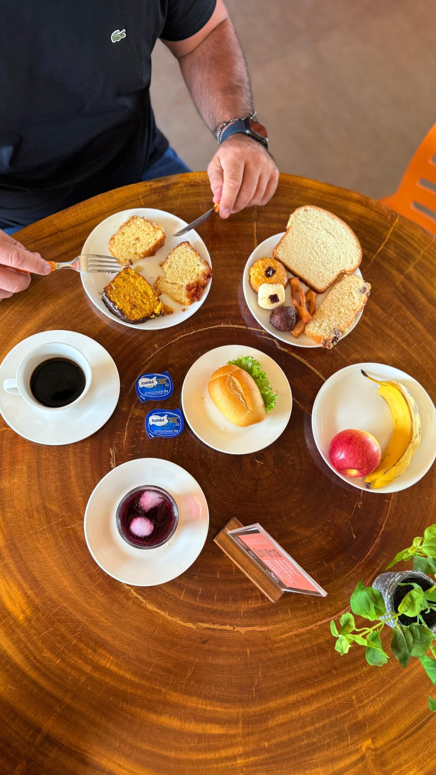 Café da manhã servido em tábua de madeira maciça